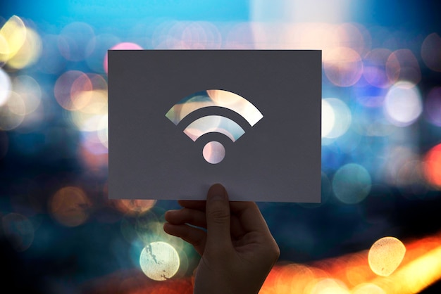 Gratis Foto perforeret papir med wifi-internetforbindelse