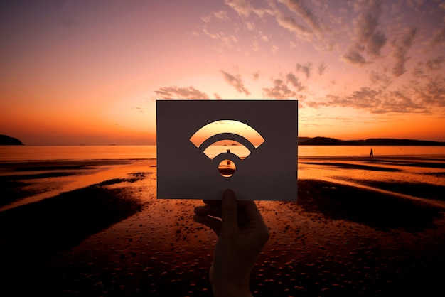 Gratis Foto perforeret papir med wifi-internetforbindelse