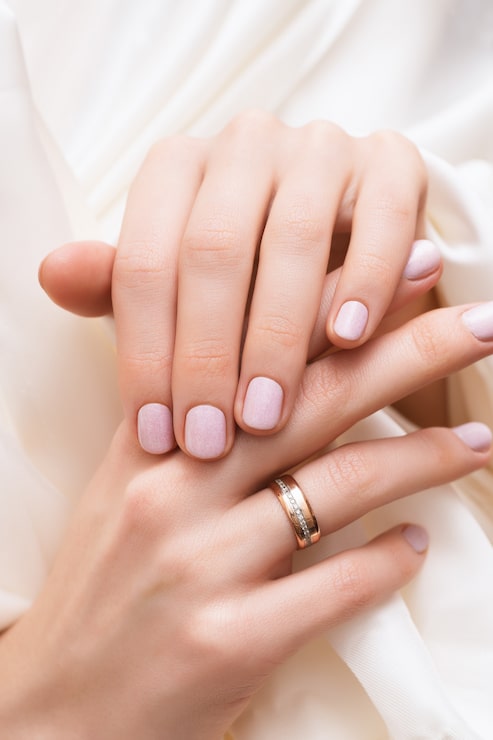 Gratis Foto pink negledesign. kvindehænder med glitter manicure.