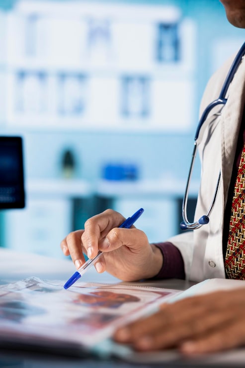 Gratis Foto praktiserende læge konsulterer patient og gennemgår resultater af røntgenundersøgelse