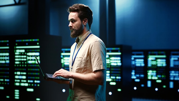 Gratis Bild programmerare som utför serverundersökning