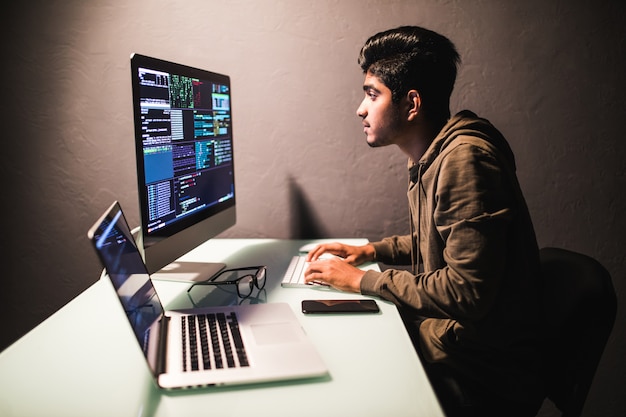 Gratis Foto programudviklingskoncept. ung indisk mand, der arbejder med computer