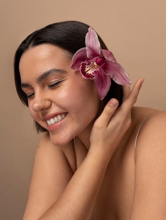 Gratis Bild sida vy kvinna poserar med blomma