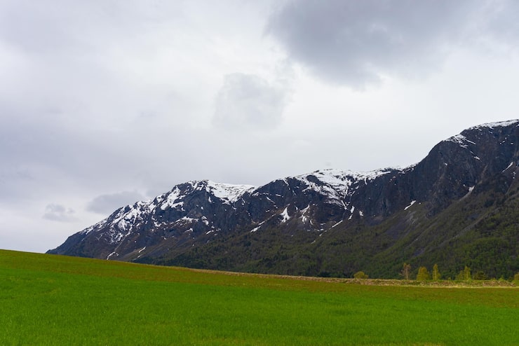 Gratis Foto skjolden norge 16. maj 2023 bjerg