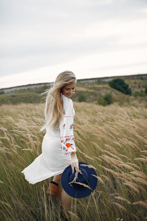 Gratis Foto smuk elegant pige i en efterårs kornmark