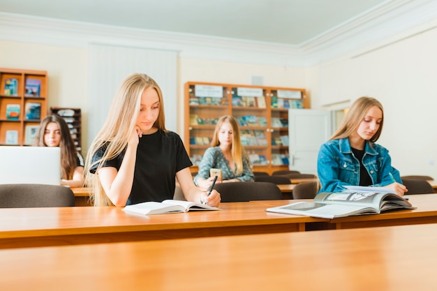 Gratis Bild studenter som studerar i klassrum