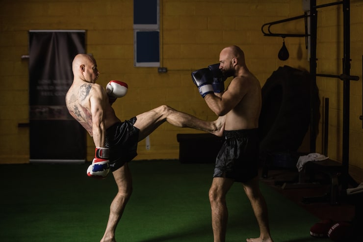Gratis Bild thaiboxare som tränar boxning
