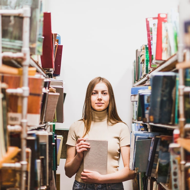 Gratis Foto tilbage til skole-koncept med kvinde, der studerer i biblioteket