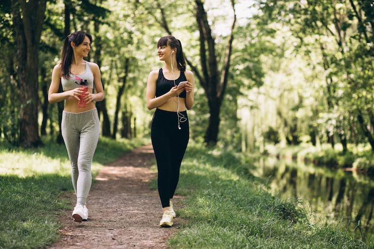 Gratis Foto to piger der jogger i parken