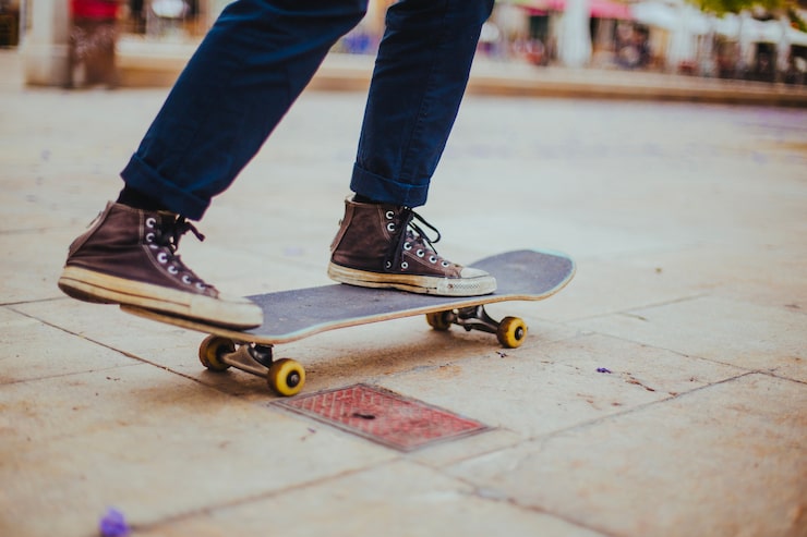 Gratis Bild tonåring åker skateboard på gatsten