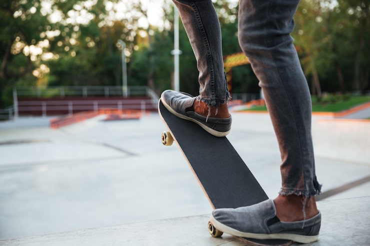 Gratis Bild ung afrikansk man som åker skateboard