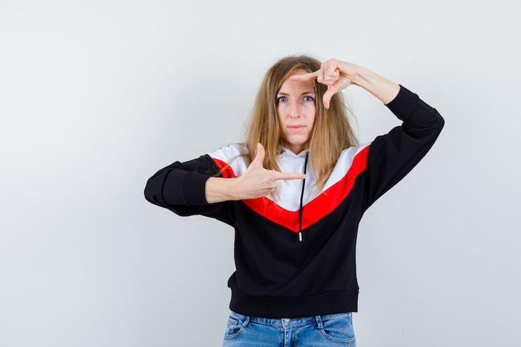 Gratis Bild ung blond kvinna i jacka och jeans