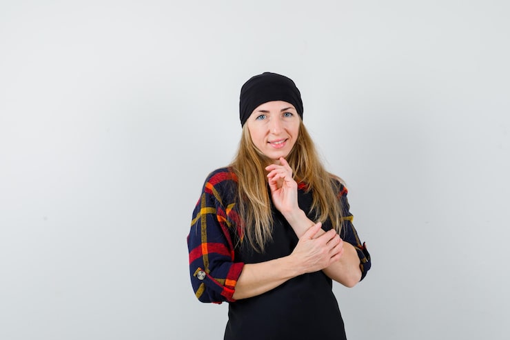 Gratis Bild ung kvinnlig kock i svart förkläde