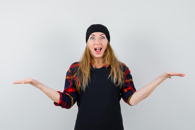 Gratis Bild ung kvinnlig kock i svart förkläde