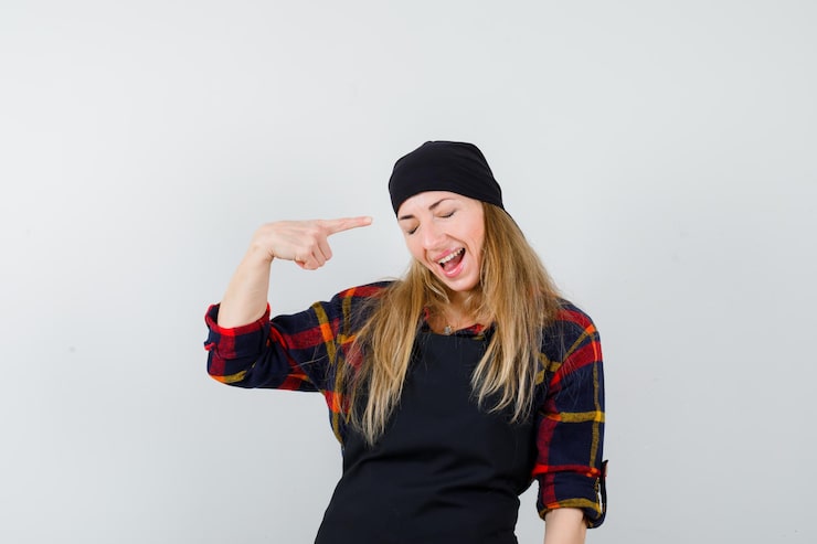 Gratis Bild ung kvinnlig kock i svart förkläde