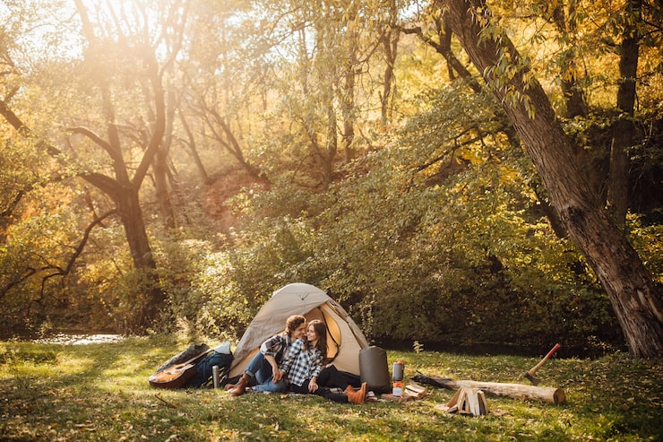Gratis Foto unge forelskede par på camping i skoven