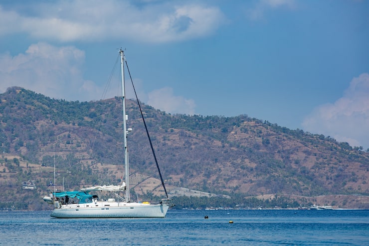 Gratis Bild vit yacht med berg.