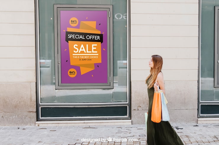Gratis PSD design af mockup med salgsplakat og kvinde på gaden