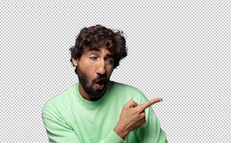 Gratis PSD føler sig glad og overrasket, smiler med et chokeret udtryk og peger til siden