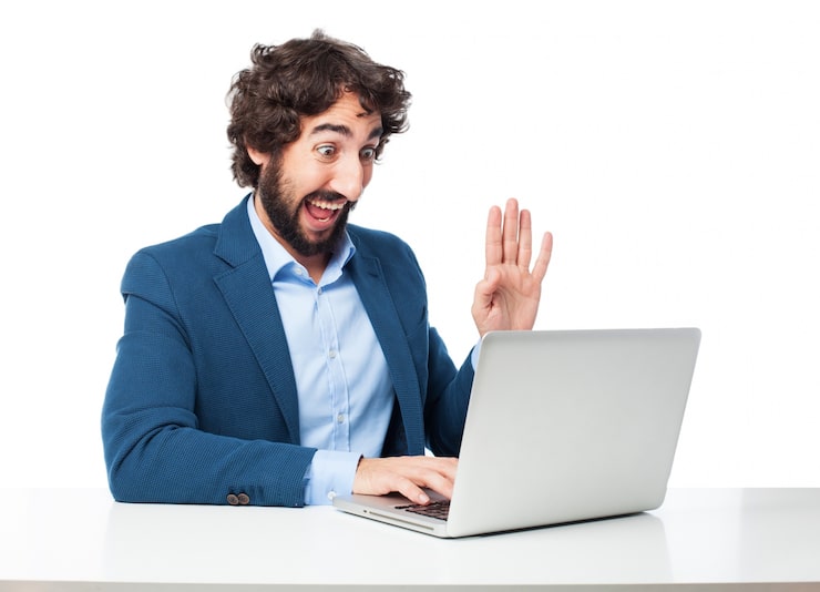 Gratis PSD glad medarbejder, der arbejder med sin bærbare computer