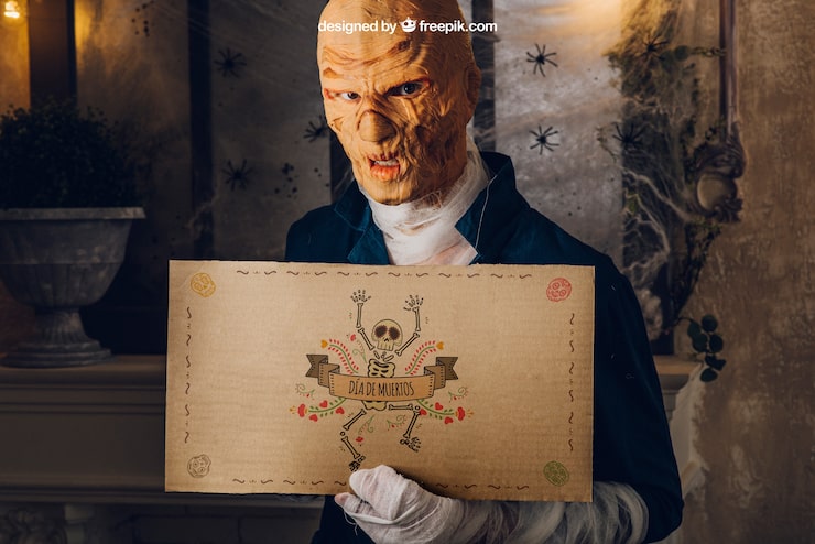 Gratis PSD halloween mockup med monster, der holder pap