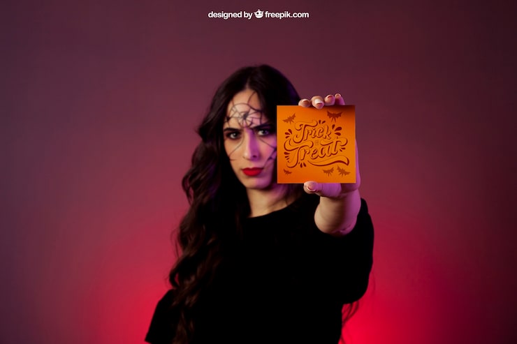 Gratis PSD halloween mockup med pige, der holder et kort