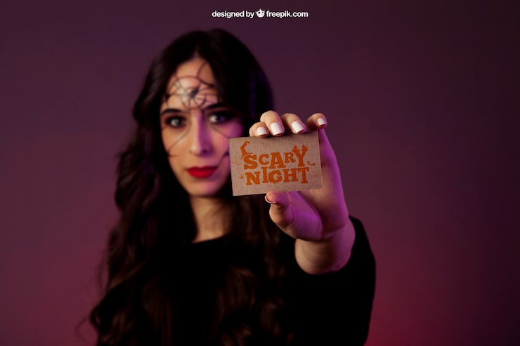 Gratis PSD halloween mockup med pige, der holder visitkort
