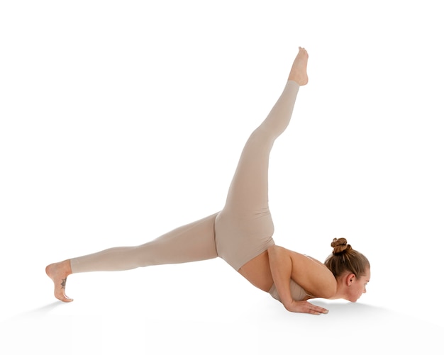 Gratis PSD kvinde i yogastilling isoleret