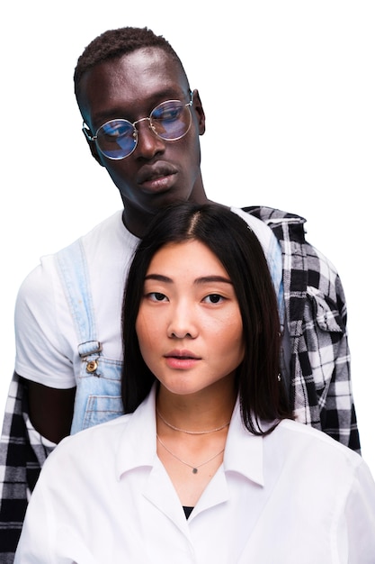 Gratis PSD medium shot av unge venner som poserer i studio