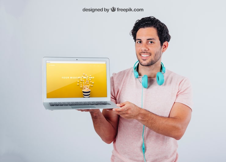 Gratis PSD moderne fyr med høretelefoner og bærbar computers mock up