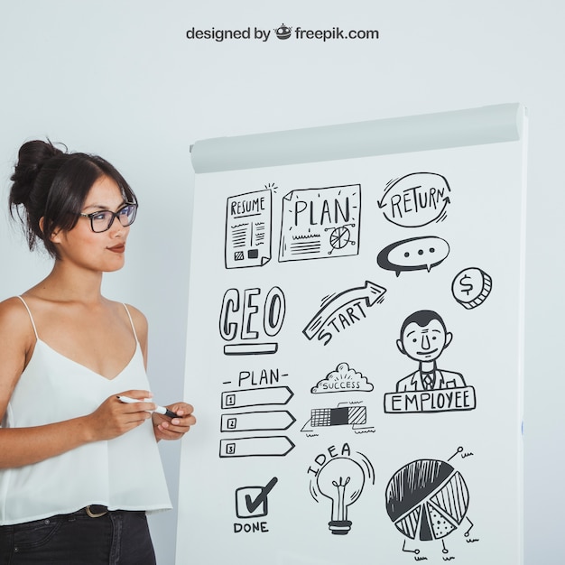 Gratis PSD moderne kvinde med mock up design af whiteboard