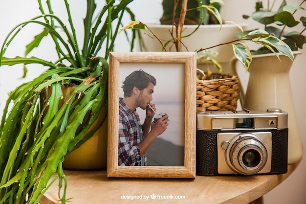 Gratis PSD ramme-mockup med blomsterpotter
