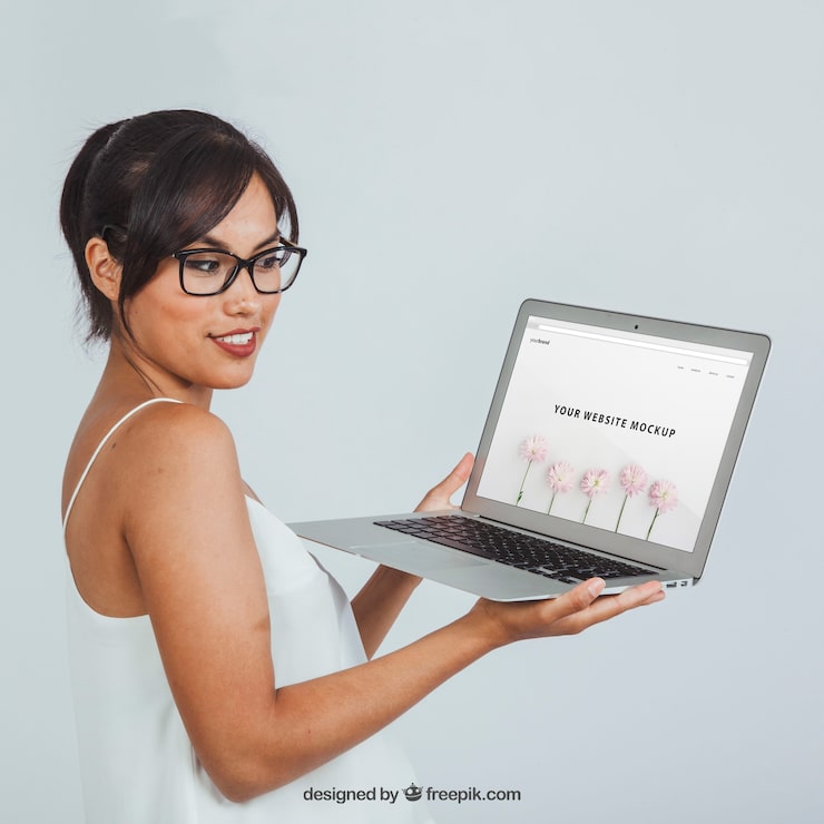 Gratis PSD ung kvinde med bærbar computers mock up