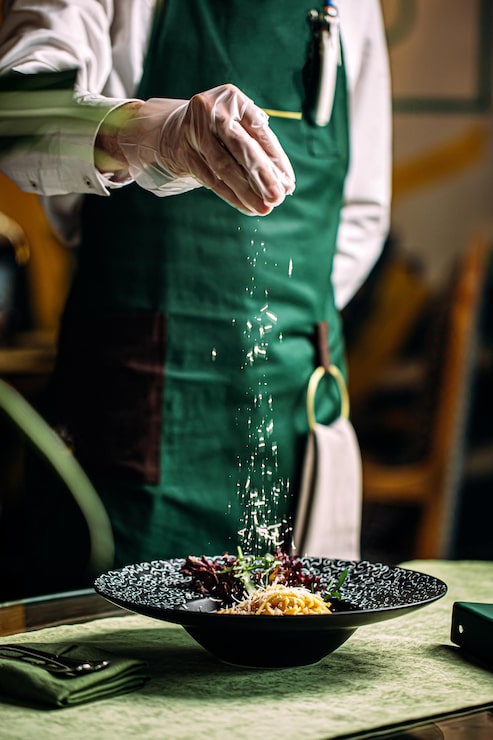 Photo đầu bếp làm salad với parmesan trong bát hảo hạng
