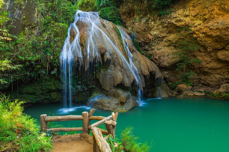 Photo thác nước tuyệt đẹp trong công viên quốc gia mae ping tỉnh lamphun, thái lan.