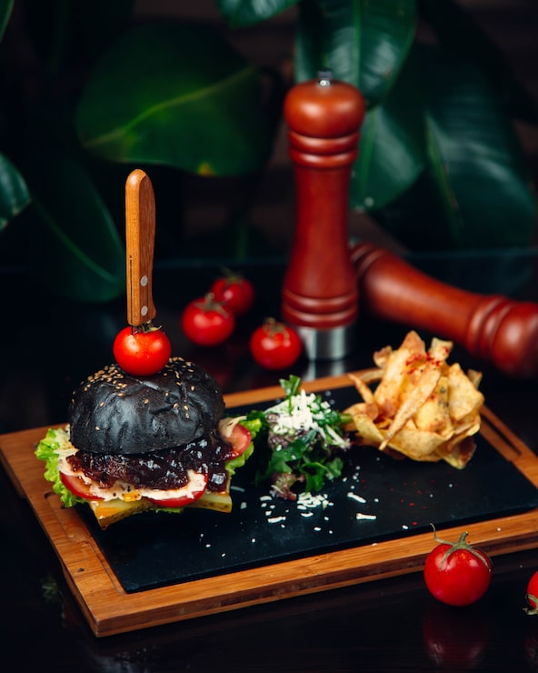 Miễn phí Photo bánh burger đen đầy sốt barbecue và có dao bên trong