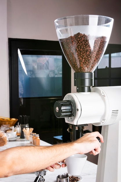 Miễn phí Photo bartender pha chế đồ uống cà phê tại máy pha cà phê