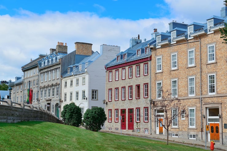 Miễn phí Photo các tòa nhà cổ đầy màu sắc trên đường phố thành phố quebec