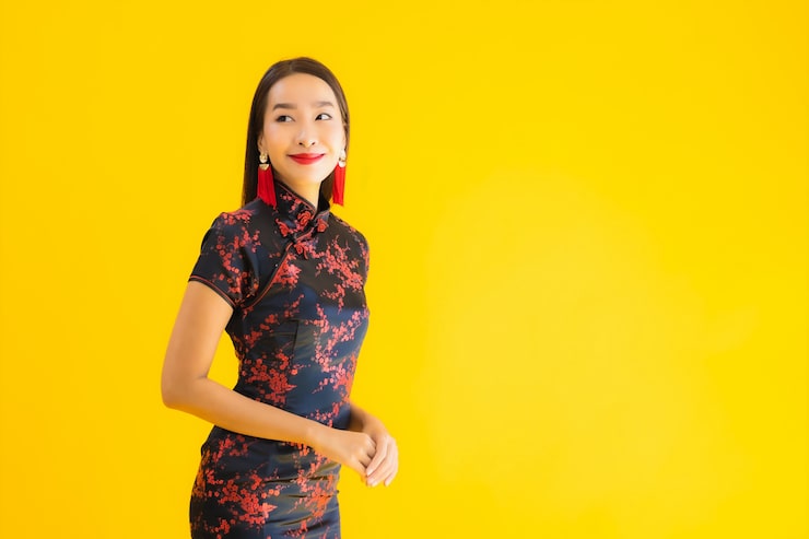 Miễn phí Photo chân dung người phụ nữ châu á trẻ đẹp mặc áo dài và mỉm cười