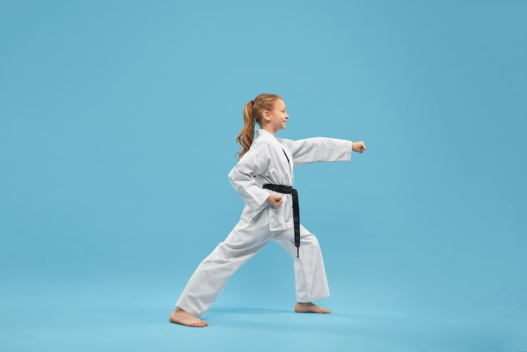 Miễn phí Photo cô gái karate với đai đen tập luyện võ thuật.