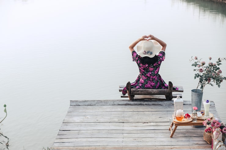 Miễn phí Photo cô gái mặc váy hoa ngồi trên bờ sông
