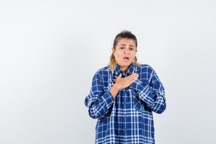 Miễn phí Photo cô gái trẻ biểu cảm tạo dáng trong studio