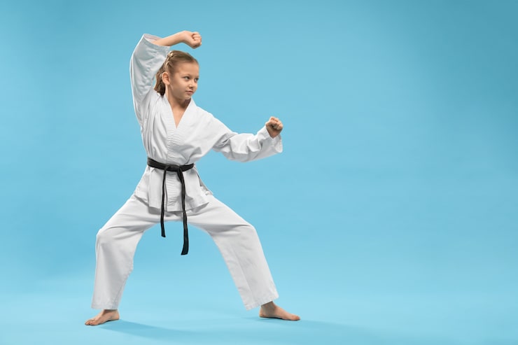 Miễn phí Photo góc nhìn nghiêng của một đứa trẻ đang đứng trong tư thế karate trong studio