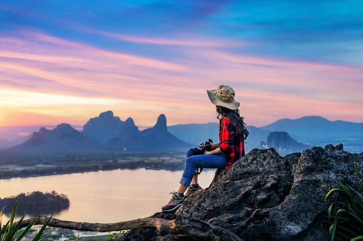 Miễn phí Photo khách du lịch ngồi trên điểm quan sát phu sub lek lúc hoàng hôn lopburi thái lan