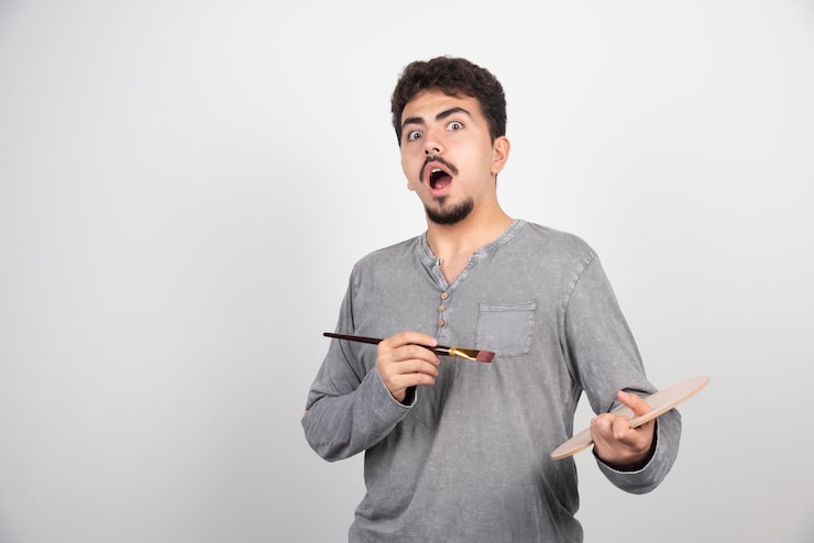 Miễn phí Photo người họa sĩ nhìn khách hàng rất chăm chú để vẽ bức chân dung thật chi tiết.