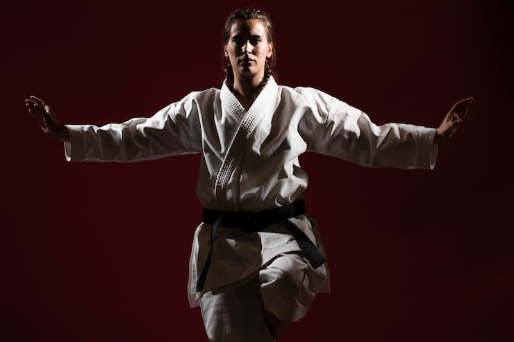 Miễn phí Photo người phụ nữ nhìn từ phía trước trong bộ đồng phục karate trắng