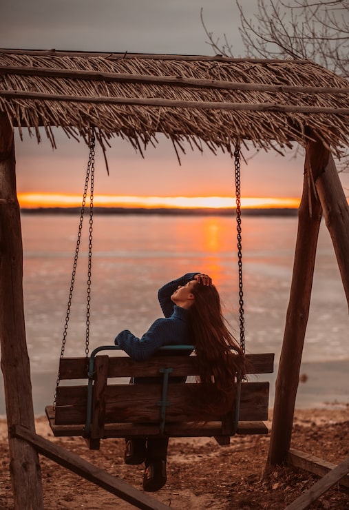 Miễn phí Photo người phụ nữ tận hưởng thời gian thư giãn bên hồ nước tuyệt đẹp lúc bình minh