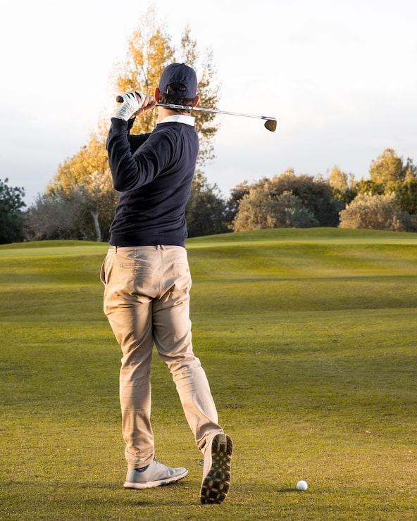 Miễn phí Photo nhìn từ phía sau người đàn ông đang chơi trên sân golf đầy cỏ