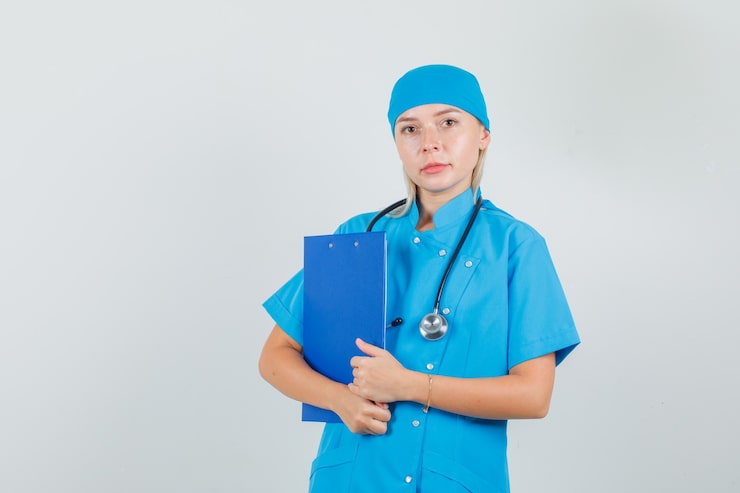 Miễn phí Photo nữ bác sĩ cầm bảng kẹp giấy, mặc đồng phục màu xanh lam