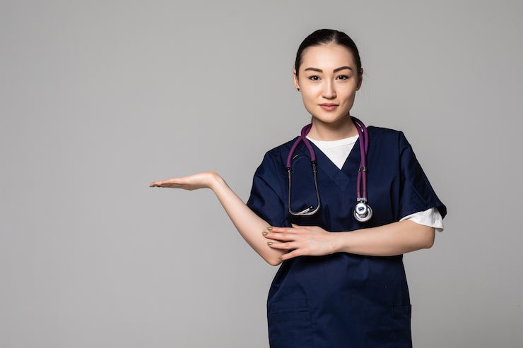 Miễn phí Photo nữ bác sĩ trẻ trình bày và giới thiệu sản phẩm